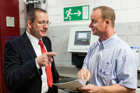 El Sr. Hages, ingeniero de Kaeser, y el Sr. Baumgarten, empleado de la ZF Friedrichshafen, hablan sobre los planos de la estación