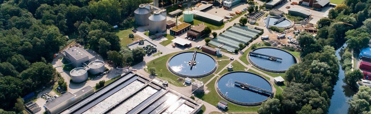 Tanques de decantación de la planta depuradora de Lüneburg.