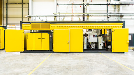 Contenedor abierto con compresores de tornillo Kaeser.